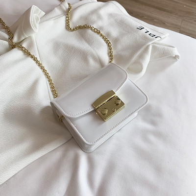 O geantă mică de damă cu mâner metalic în mai multe culori