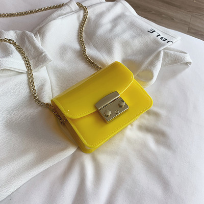 O geantă mică de damă cu mâner metalic în mai multe culori