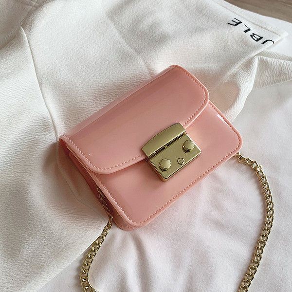 O geantă mică de damă cu mâner metalic în mai multe culori