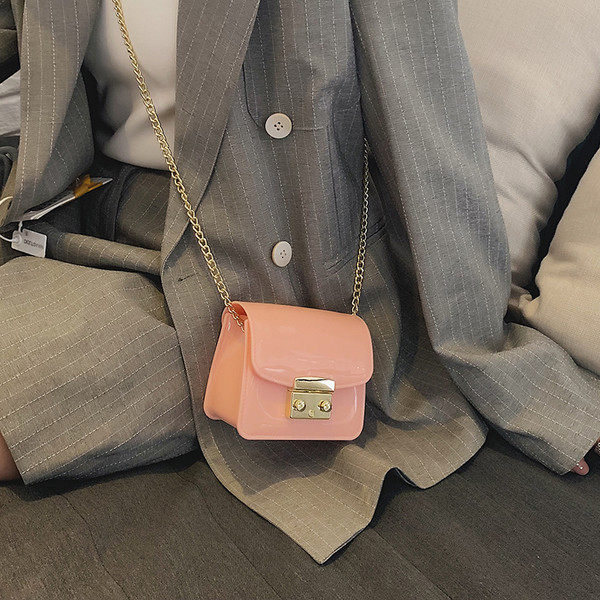 O geantă mică de damă cu mâner metalic în mai multe culori