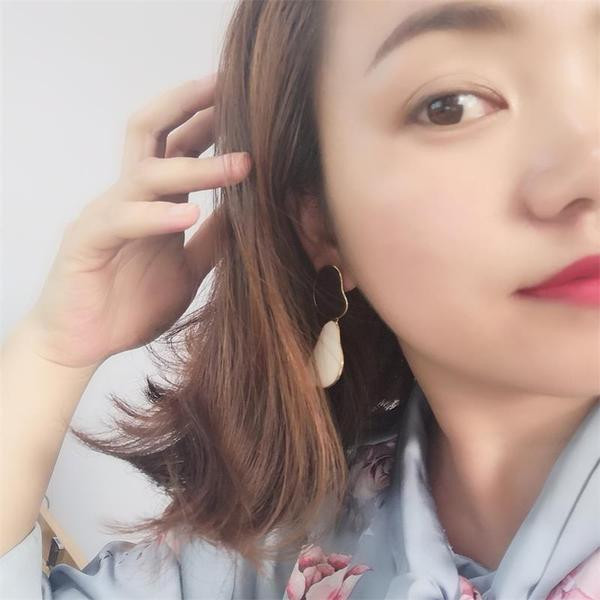 Cercei moderni de dama in doua culori