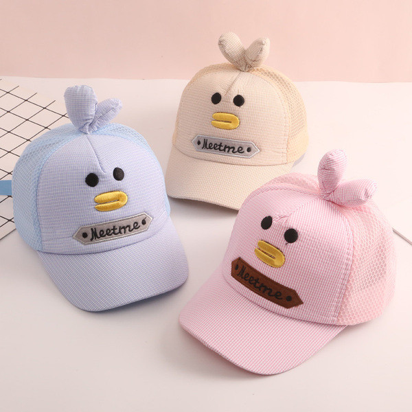 Pălărie modernă pentru copii cu vizor și element 3D - are mai multe culori