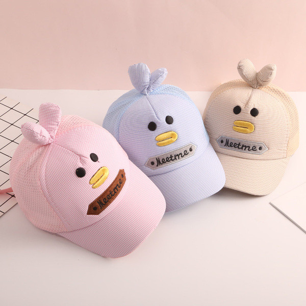 Pălărie modernă pentru copii cu vizor și element 3D - are mai multe culori