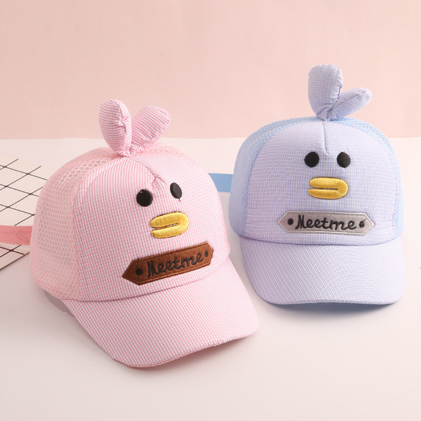 Pălărie modernă pentru copii cu vizor și element 3D - are mai multe culori