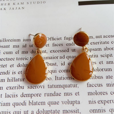 Cercei atârnați de damă în mai multe culori