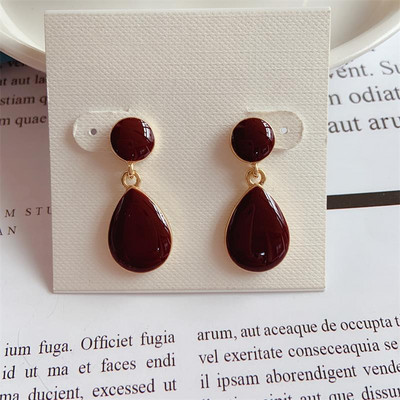 Cercei atârnați de damă în mai multe culori