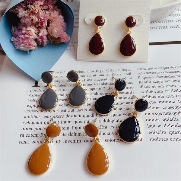 Cercei atârnați de damă în mai multe culori