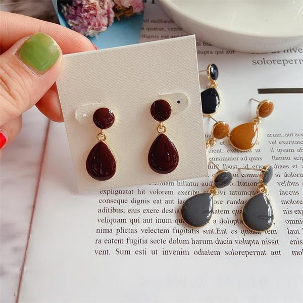 Cercei atârnați de damă în mai multe culori