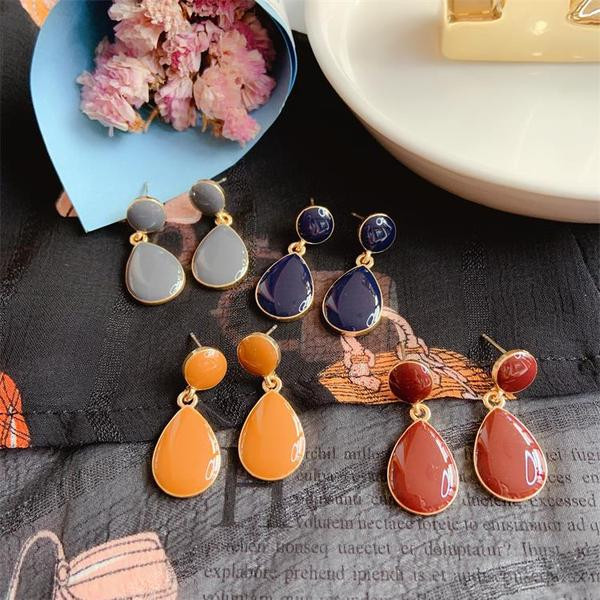 Cercei atârnați de damă în mai multe culori