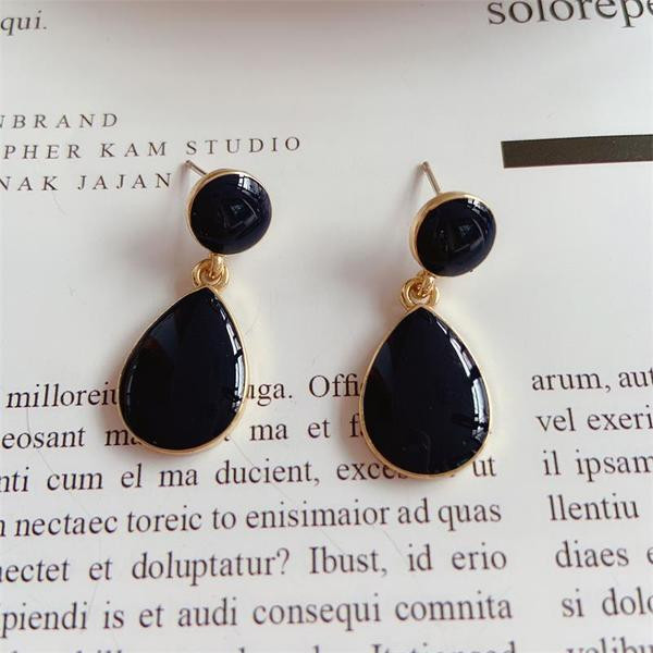 Cercei atârnați de damă în mai multe culori