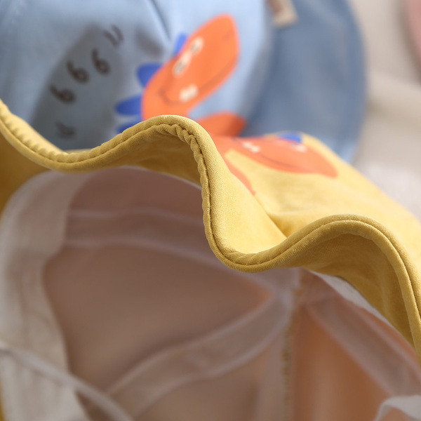 Pălărie pentru copii cu aplicație colorată și element 3D în mai multe culori