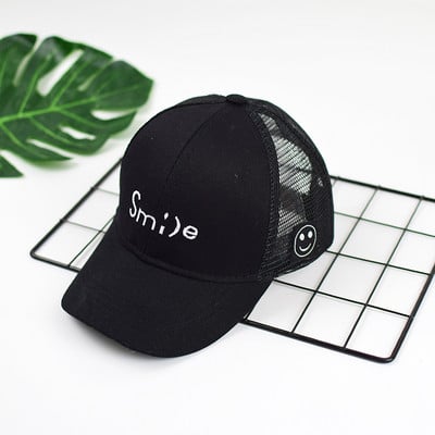 Дамска шапка с бродерия-надпис в няколко цвята 