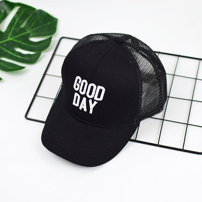 Дамска шапка с бродерия-надпис в няколко цвята 