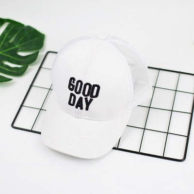 Дамска шапка с бродерия-надпис в няколко цвята 