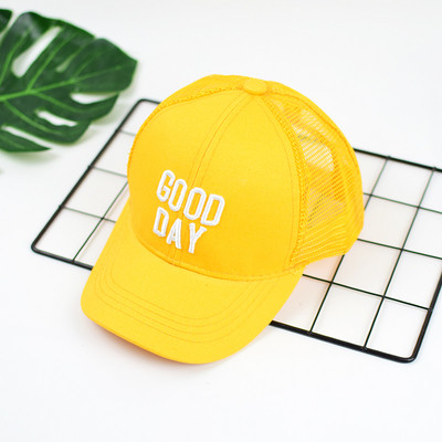 Дамска шапка с бродерия-надпис в няколко цвята 