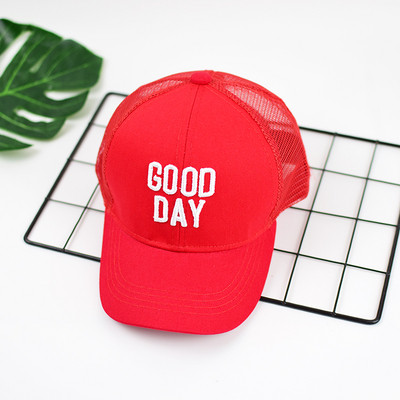 Дамска шапка с бродерия-надпис в няколко цвята 