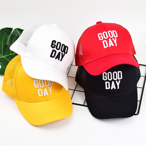 Дамска шапка с бродерия-надпис в няколко цвята 