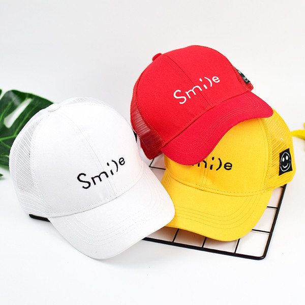 Дамска шапка с бродерия-надпис в няколко цвята 