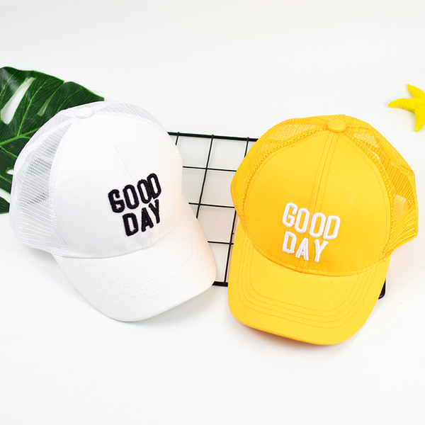 Дамска шапка с бродерия-надпис в няколко цвята 