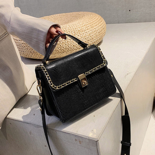 Geanta de dama din piele cu decor metalic in mai multe culori