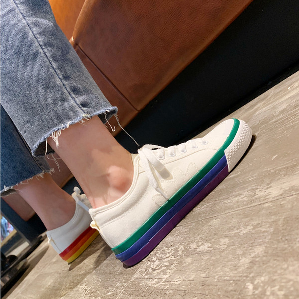 Tenisi albi casual de culoare alba cu talpa colorata