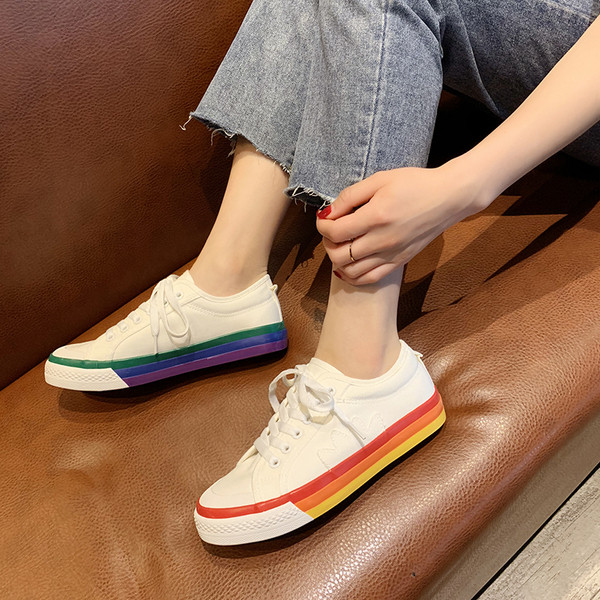 Tenisi albi casual de culoare alba cu talpa colorata