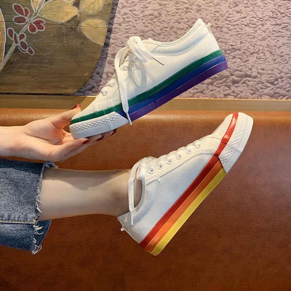 Tenisi albi casual de culoare alba cu talpa colorata