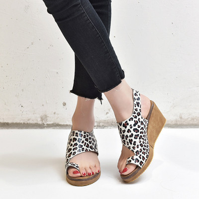 Γυναικεία σανδάλια από οικολογικό σουέτ σε πολύχρωμη πλατφόρμα