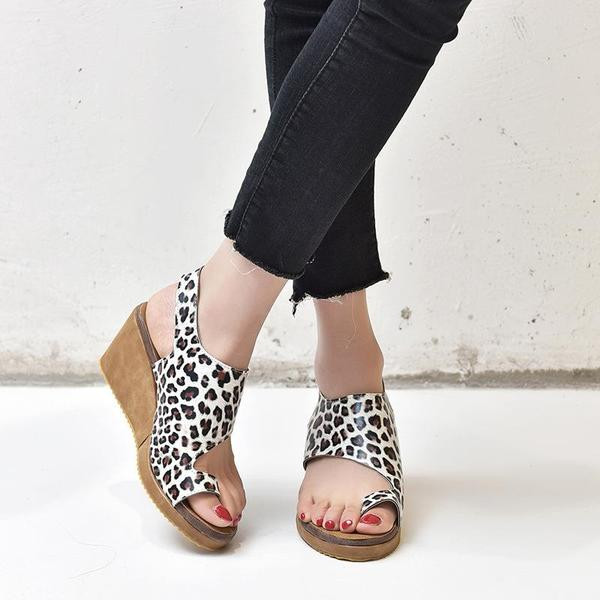 Γυναικεία σανδάλια από οικολογικό σουέτ σε πολύχρωμη πλατφόρμα