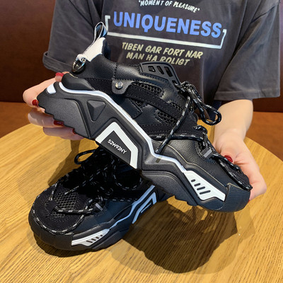 Μοντέρνα γυναικεία αθλητικά παπούτσια με χοντρή σόλα σε μαύρο χρώμα