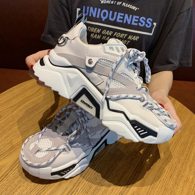 Μοντέρνα γυναικεία αθλητικά παπούτσια με χοντρή σόλα σε μαύρο χρώμα