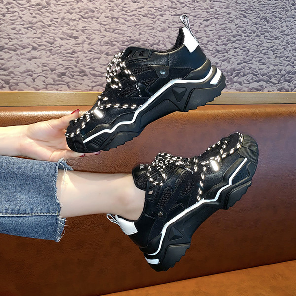 Μοντέρνα γυναικεία αθλητικά παπούτσια με χοντρή σόλα σε μαύρο χρώμα