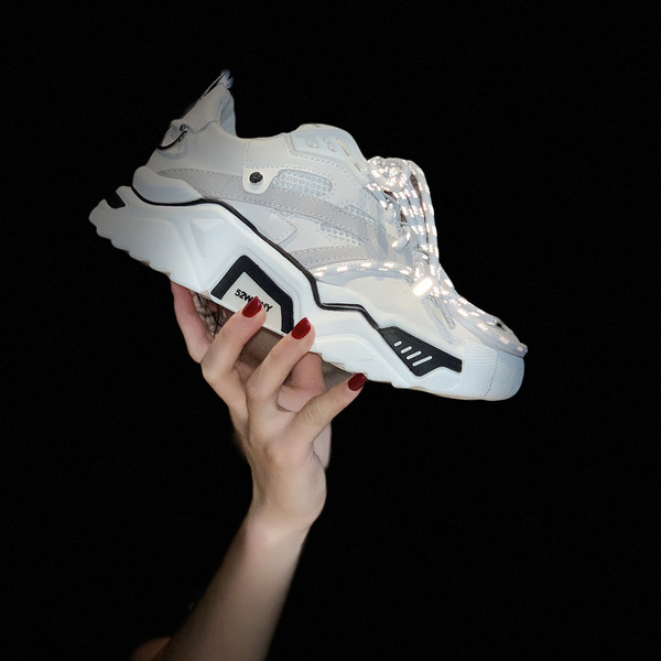 Μοντέρνα γυναικεία αθλητικά παπούτσια με χοντρή σόλα σε μαύρο χρώμα