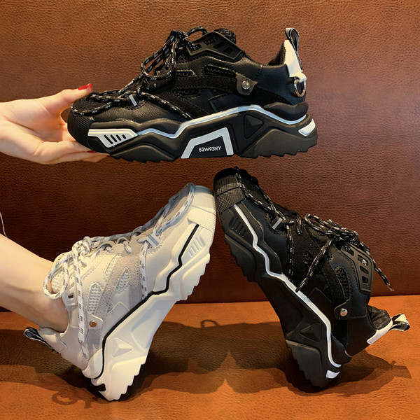 Μοντέρνα γυναικεία αθλητικά παπούτσια με χοντρή σόλα σε μαύρο χρώμα