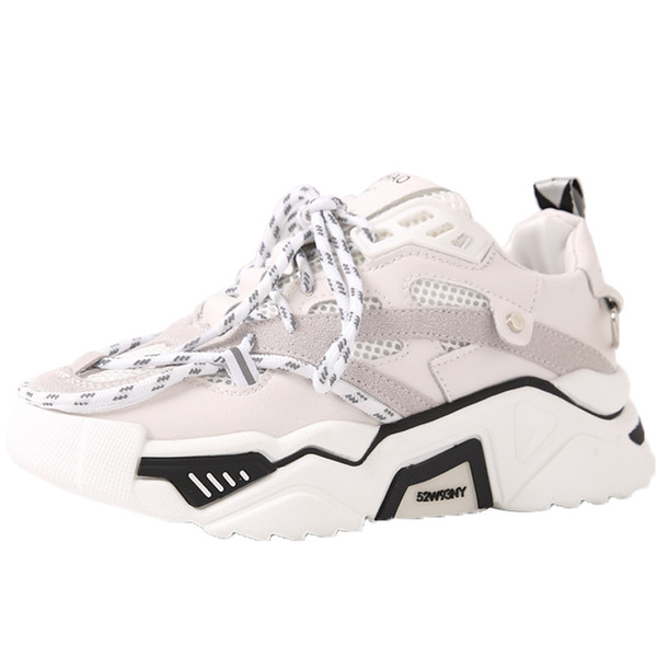 Μοντέρνα γυναικεία αθλητικά παπούτσια με χοντρή σόλα σε μαύρο χρώμα