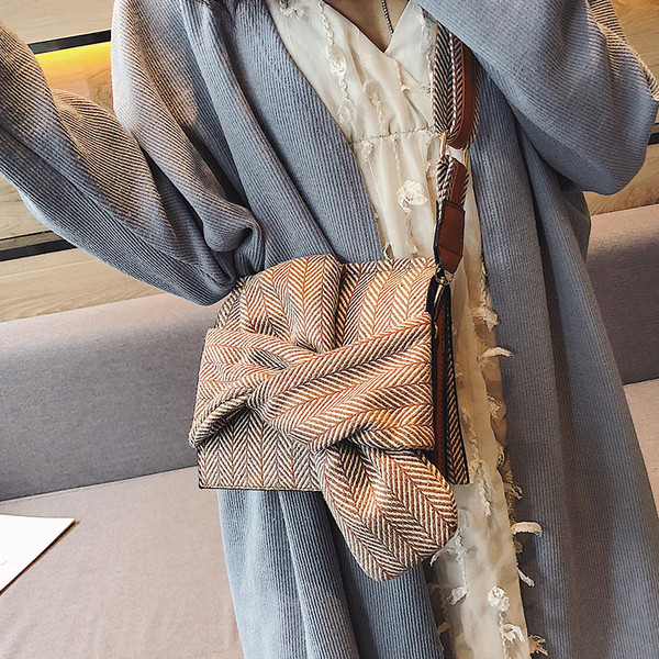 Geanta de dama moderna cu maner lung