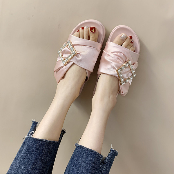 Γυναικείες  μοντέρνες παντόφλες με διακόσμηση σε μαύρο και ροζ χρώμα