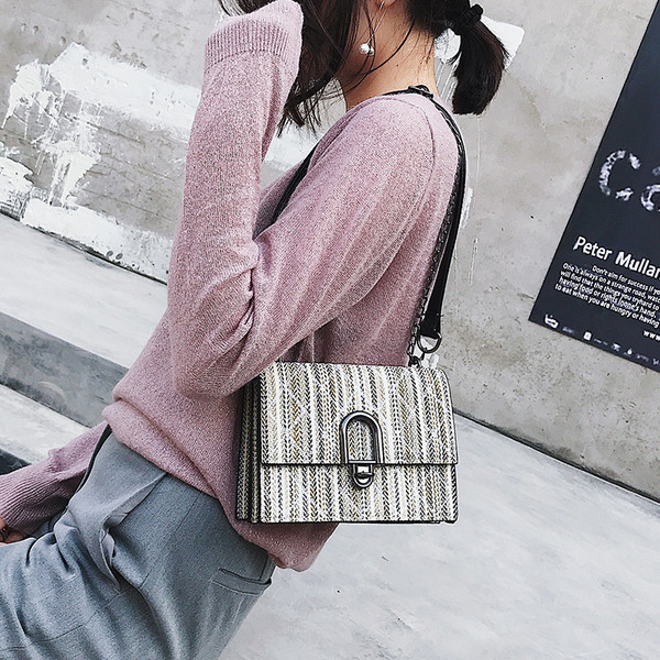 Geanta de dama cu inchidere metalica in doua culori