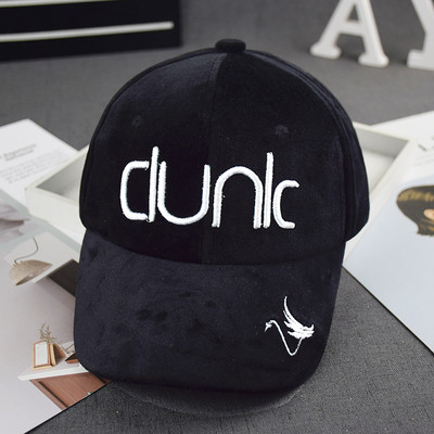 Palarie pentru copii din catifea cu broderie in mai multe culori