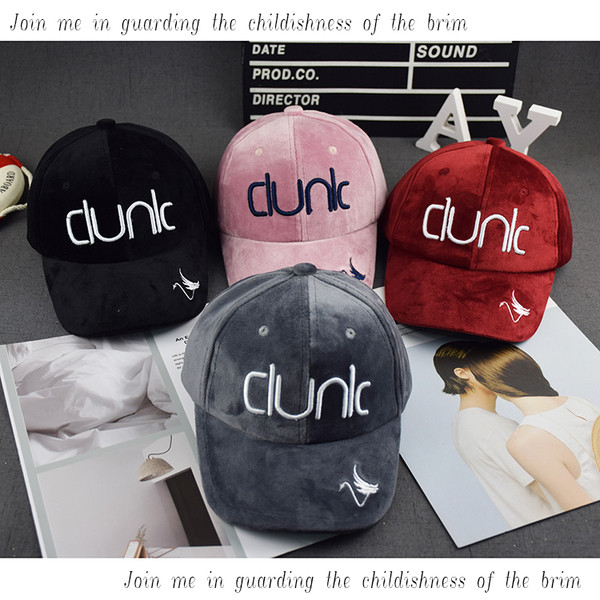 Palarie pentru copii din catifea cu broderie in mai multe culori