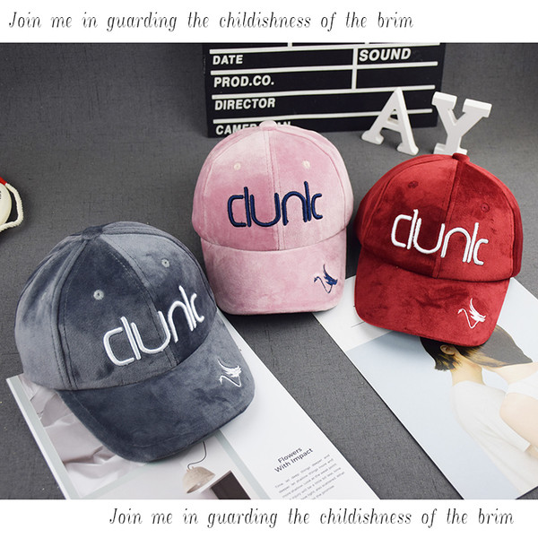 Palarie pentru copii din catifea cu broderie in mai multe culori