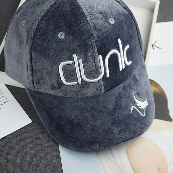 Palarie pentru copii din catifea cu broderie in mai multe culori