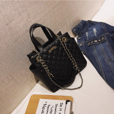 Geanta de dama din piele cu maner metalic