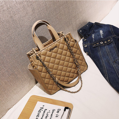 Geanta de dama din piele cu maner metalic