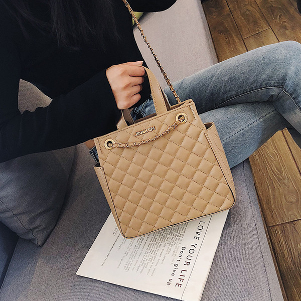 Geanta de dama din piele cu maner metalic