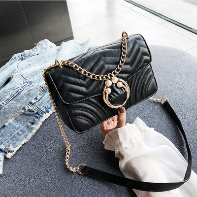 Дамска чанта от еко кожа с метална декорация в четири цвята