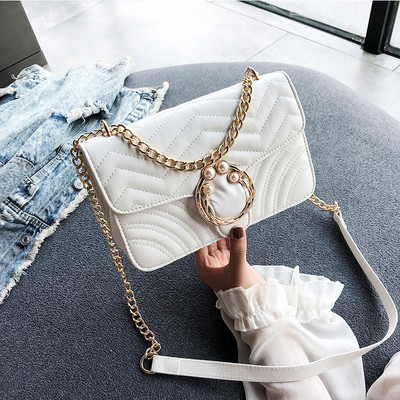 Дамска чанта от еко кожа с метална декорация в четири цвята