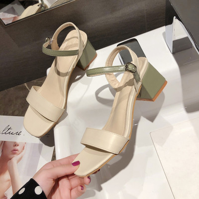 Κομψά γυναικεία σανδάλια με  χοντρό τακούνι σε δύο χρώματα