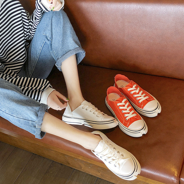 Casual γυναικεία παπούτσια με ίσια πέλματα σε λευκό και πορτοκαλί χρώμα