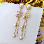 Cercei de dama actuali - in culoare aurie cu perle